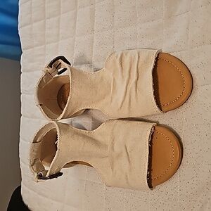 True Craft Camella Casual sandal. Linen